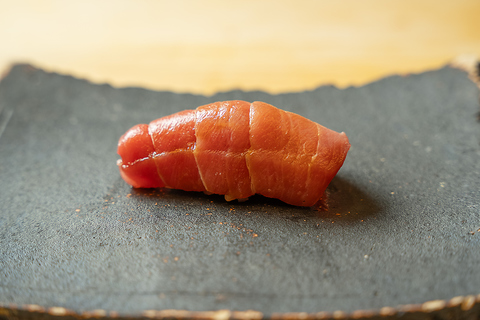 北海道の新鮮な鮮魚を使用した極上の鮨を、落ち着いた雰囲気の上質な和空間でどうぞ