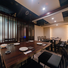 6名様用1部屋、4名様用2部屋の半個室は、6～12名様で貸切利用が可能です。落ち着いたモダンな空間で、接待や小規模な会合、特別な集まりに最適。周囲を気にせずゆったりお過ごしいただけます。