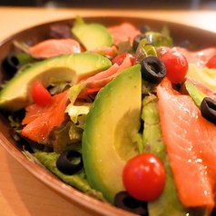 アボカドとサーモンのサラダ