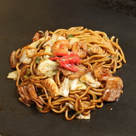 素材の旨みを活かした焼きそばとお好み焼きの魅力