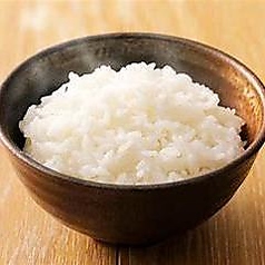 セットにはごはん、汁物、お新香がつきます。おかわりは1回まで無料です。