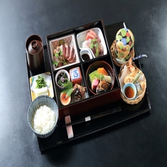 彩り豊かな和食を美しい器で。心が弾むランチタイムを♪