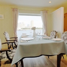 【モデルナ】個室 アリア:落ち着いた雰囲気の個室で、大切な方との食事や商談など、様々なシーンでご利用いただけます。プライベート感を重視したい方にぴったりの空間です。ゆったりと流れる時間をお楽しみください。