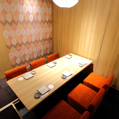 【6名様個室】仕事の同僚や仲間と、会社帰りに気軽に飲み会も大歓迎です！当店は海鮮・和食料理との相性最高の日本酒や焼酎を多数取り揃えております。日本各地から厳選して取り寄せた銘酒はプレミアム飲み放題でもお楽しみいただけます。自慢の和食料理とお好みの銘柄を合わせてご堪能ください。