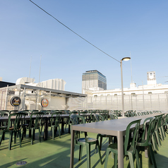 【川崎駅徒歩4分】川崎モアーズ 網焼きBBQビアガーデン圧巻の開放感！川崎駅スグの屋上テラスで最大級の貸切パーティ川崎モアーズ屋上に広がる広大なテラス席は、大人数の貸切宴会に最適！駅直結の好立地で、仕事帰りの打ち上げや会社行事にも集まりやすさ抜群です。（貸切100名様～受付可能）