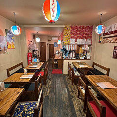グループでの飲み会や、みんなでワイワイ楽しみたい時はこちら！ゆったり座れるテーブル席は、週末のライブステージからも距離が近く、大迫力の生演奏を全て体感していただけます！