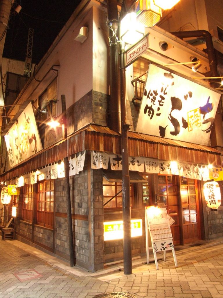 この入口が目印です!!新鮮でジューシーなお肉をご用意しています!!