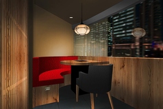 デートに最適なカップルシートをご用意しております！大人な雰囲気漂う店内で、特別なひとときをお楽しみください！こちらのお席でのデートは、ロマンチックな雰囲気とおいしいお料理が相まって、心に残る思い出になること間違いなし！ぜひ、特別なデートを当店でお過ごしください！♪素敵な時間が広がります★