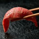 和牛の豊かな旨みが口いっぱいに広がる極上【黒毛和牛のにぎり】