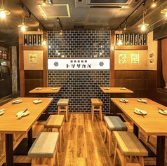 活気溢れ、店内の雰囲気を楽しんでいただけるオープン席★テーブル連結可能なので、5/6/8名様..と人数が増えた際もご対応が可能です！