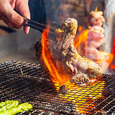 遠赤外線の特長は焼く材料の表面だけでなく、中の方へ熱が入っていくため強い火で焼いても表面が、焦げずに早く焼けるのです。また短時間で焼け、材料のうま味や水分を逃がさず美味しく柔らかく焼く事が出来ます。さらに炎が出ないため黒こげになりにくく、風味を出し、苦味がでません