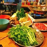 みんなで楽しく鍋を囲めば虹色気分♪野菜たっぷり台湾鍋、激辛のにんにく味噌鍋も！