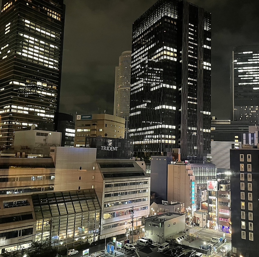 ９階から望む夜空を見ながら、シェフ自慢の料理と共に贅沢な時間をお過ごしください。