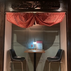 当店には2名掛けの席を2つご用意しております。オシャレな雰囲気が漂う空間は、デートにもぴったりです。心地よいインテリアと落ち着いた照明の中で、大切なひとときをゆっくりとお楽しみいただけます。特別な日やカジュアルなお食事にも対応できる、素敵な時間を提供いたします。