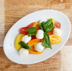 プラムトマトとモッツァレラチーズのカプレーゼ仕立て