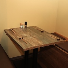 ベンチシートになっているお席もご用意。ゆったりと座れるので、長時間の宴会でも疲れにくく快適です◎