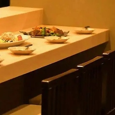 カウンター席でもゆっくりとお食事をお楽しみいただきたい、そんな想いから店内の最奥にご用意しております。「カウンター席は後ろが気になる…」という方もご安心ください。背後は個室になっているので視線を気にせずゆったりとお過ごしいただけます。料理長との会話や、料理が出来上がるライブ感を肴にお楽しみください。