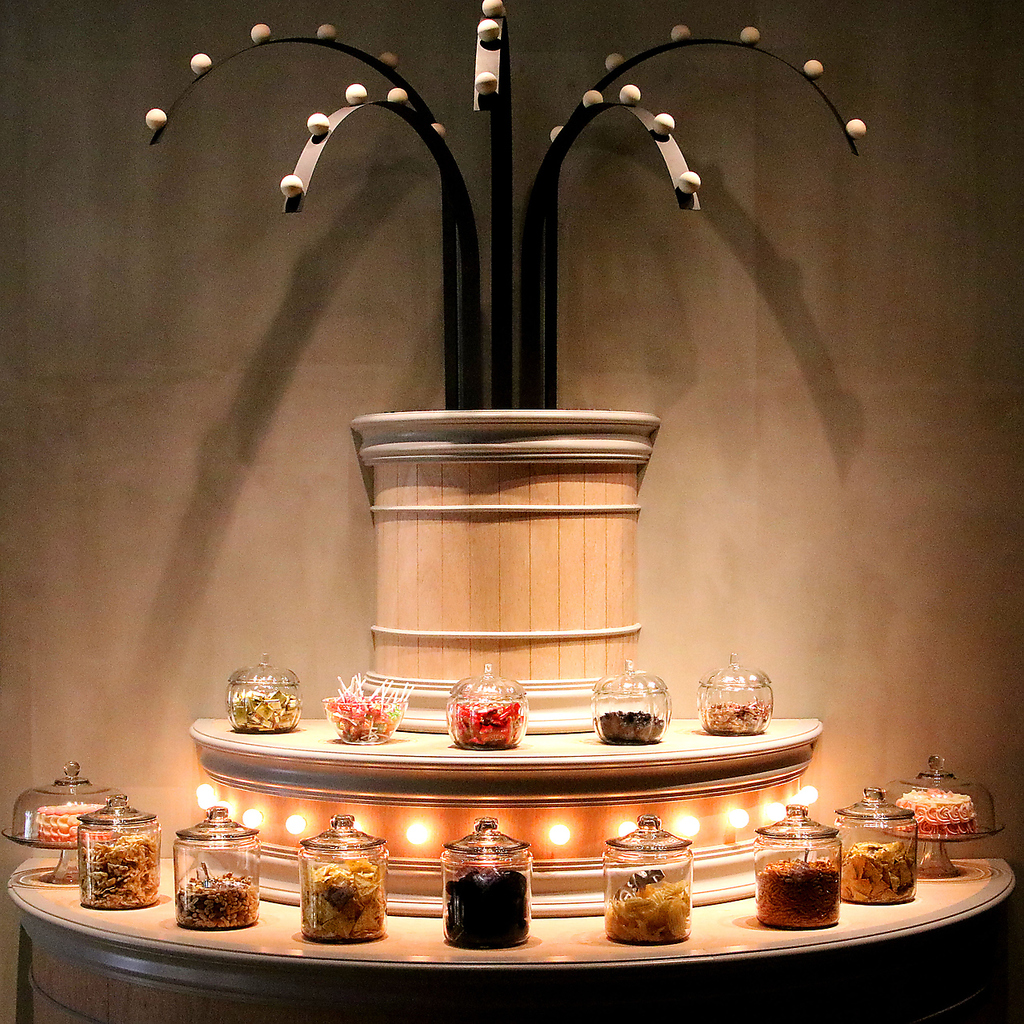 噴水をイメージしたビュッフェカウンターにはドライフードやお菓子など日替わりのバーフードが並ぶ