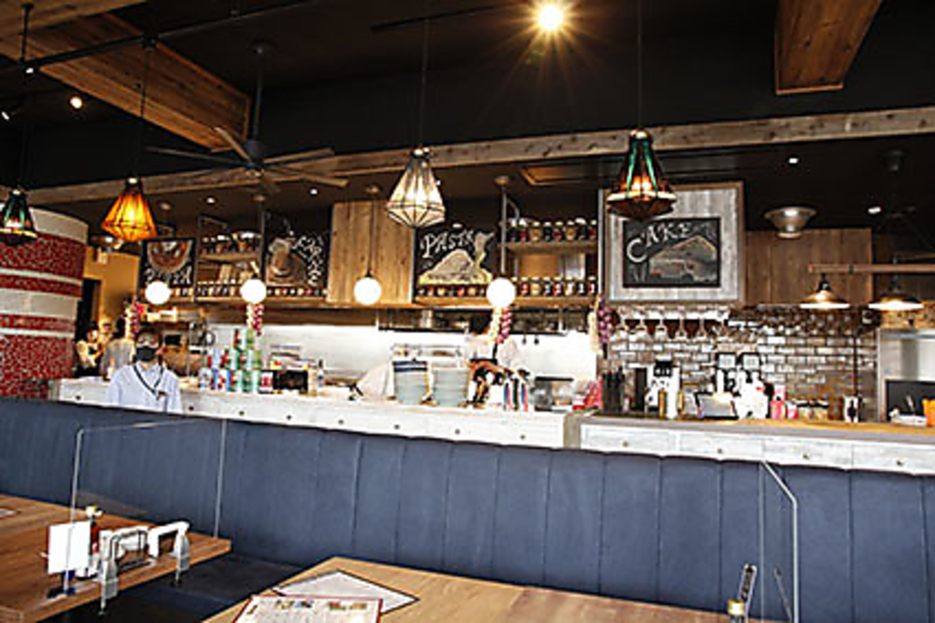 ウッドテイストのおしゃれな店内に、赤いピザ窯がアクセント♪本格イタリアンをぜひご賞味あれ！