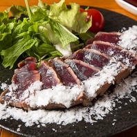 当店看板メニュー！淡雪塩で食べる薪焼き鮪のたたき