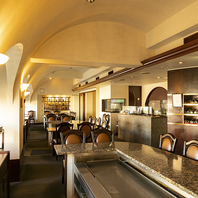 店内は全席カウンター。プライベートな完全個室も完備。