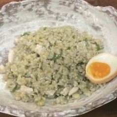 若鶏の竹炭まっ黒チャーハン