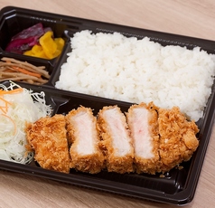 ジューシーなロースかつ弁当を、お家で贅沢に楽しむ