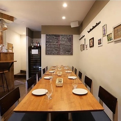 テーブル席では少人数での女子会やママ会、デートなど様々なシーンのご利用におすすめです♪落ち着いた店内はついつい長居したくなる居心地の良い空間が広がります。木をたっぷりと使用したカジュアルな雰囲気の店内は、気の置けないご友人や会社の同僚、ご家族とも素敵なひとときをお過ごしいただけます。