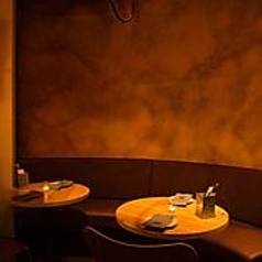 ソファー席は店内を見渡せる人気席。
