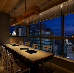 接待・会食等のビジネスシーンや記念日・お祝い等晴れの日のご利用にふさわしい最大８名様までの個室をご用意しております。