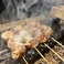 こだわりの焼鳥と旬を大切にした和食を、おまかせコースでご提供。味わい深い鶏肉は2種類の地鶏を使用し、備長炭で炭の香りを纏わせ香ばしく焼き上げます。