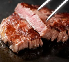 飛騨産の黒毛和牛霜降りステーキの写真