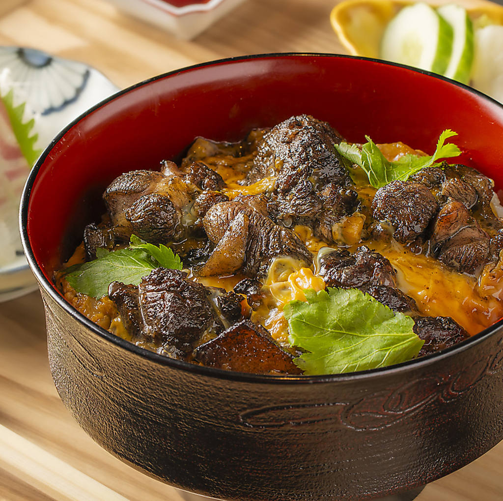 【ランチ限定】炭火焼きの親子丼 黒とろり卵と食べ応えのある親子丼は必食です。