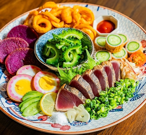 ビールや日本酒に合わせた 沖縄と高知の食材を使用した小料理やお酒が楽しめます