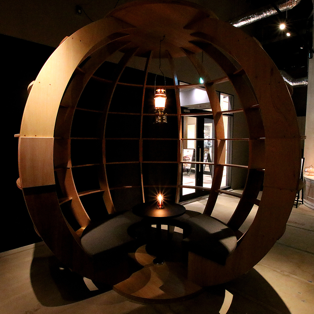 昔懐かしいグローブジャングル型ソファはデートや女子会にオススメ