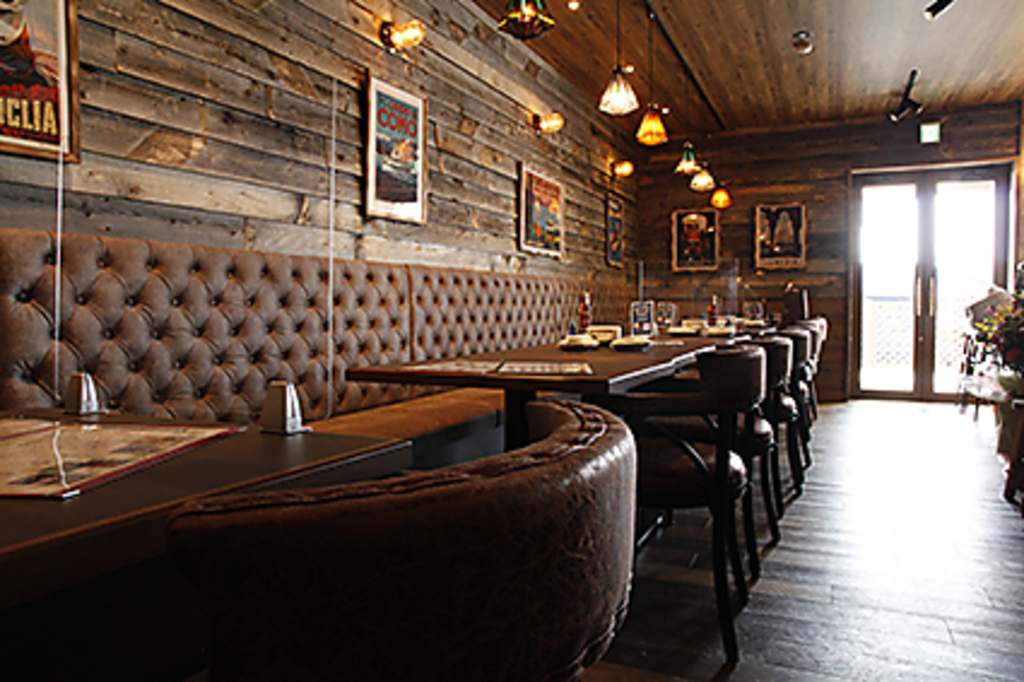 テーブルとテーブルの間隔は広めで動きやすい◎お子様連れのママ会なども大歓迎です♪