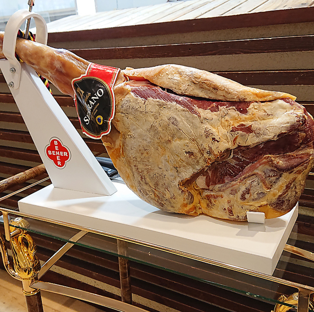 ハモンセラーノをお客様の目の前でスライスしてご提供します