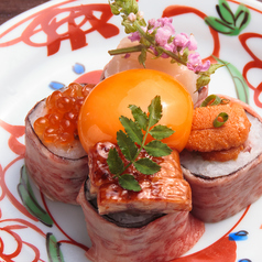 サーロイン肉巻き海鮮寿司の写真