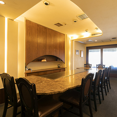 鉄板を前にしたレイアウトはそのままに、扉を閉めて個室としてご利用いただける部屋をご用意。5～10名様のご予約のみ、受け付けております。ご利用の際、ご飲食代金の10％を承ります。