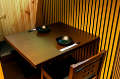 落ち着いた雰囲気のテーブル席【1～2名様用】