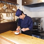 当店のカウンター越しに見える調理場は、新鮮な生ものを取り扱うための最適な衛生環境が整っています。店主が丁寧に作業をする姿を間近で見ることができ、安心感を持ってお食事を楽しむことができます。