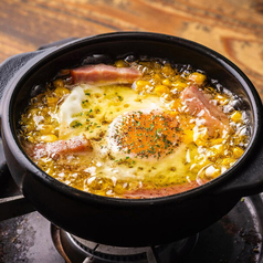 半熟卵と美瑛産トウモロコシのアヒージョ