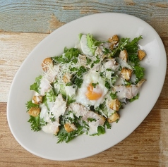 ローストチキン＆温泉卵のシーザーサラダ