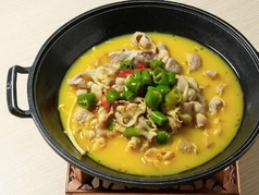 酸湯肥牛／国産牛バラ肉の殻酸味スープ煮込み