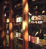 日本酒セラーにはこだわり純米酒がずらり。広島の地酒はもちろん、全国のものを厳選して取り寄せ！季節のオススメもあるので店員さんに聞いてみて！