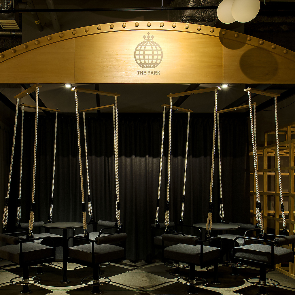 ブランコ型のテーブル席は女性に大人気!!デートや記念日に最適