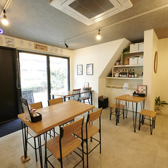 【ご家族、親しい方とも】ファミリーに優しいテーブル席をご用意しております。4名様掛けは2卓、2名様掛けは1卓と、ふだんのお食事同様気兼ねなく使えるお席です。