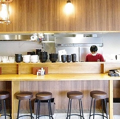 【カウンター席（1～10名様）】お一人様も大歓迎！カウンター席を10席ご用意しております。目の前はライブ感あふれるオープンキッチン。お料理が出来上がる様子を眺めたり、時にはスタッフとの会話を楽しんだりと、お一人様の時間を満喫しながらお食事をお楽しみいただけます。仕事帰りの一杯にもぜひお立ち寄りください。