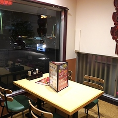 落ち着いたインテリアが特徴的で心地よい空間を作り出しております。広々としたスペースでお気軽に会話を楽しみながら、、リラックスして食事を楽しむことができます。壁の色合いや装飾もこだわりを感じさせ、友人や家族と共に特別な時間を過ごすのにぴったり♪様々なシーンでご利用いただけるテーブル席をご用意してます♪