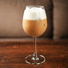 ふわふわの泡をかき混ぜて、当店こだわりの泡ラテ。の写真